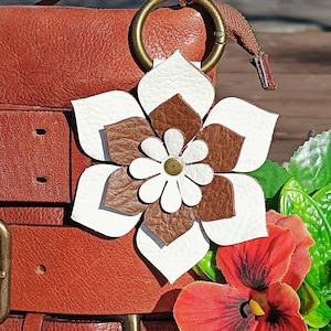 Weiß und Braun Leder Blume Geldbörse Charme, 8 Styles, Taschen Accessoire, Clip auf Tasche Geldbörse Charme, Blau Türkis, Grau, Burgund, Gelb, Beige