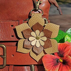 Beige Und Braun Leder Blume Geldbörse Charme, 8 Styles, Taschen Accessoire, Clip auf Tasche Geldbörse Charme, Weiß, Blau Türkis, Grau, Burgund, Gelb