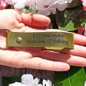 Valentinstag Geschenk / Ich liebe dich mehr als du Fischen liebst Schlüsselbund, 28 FARBEN Personalisierte Leder Schlüsselanhänger, Jahrestag, Ehemann Geschenk