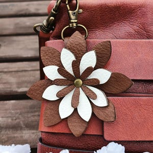 Leder Blumen Geldbörse Charme, 7 Styles, Handtasche Taschen Anhänger Zubehör, Clip auf Taschenbeutel Charme, Weiß, Lagune, Burgund, Braun, Grau, Schwarz Charme