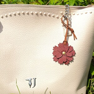 Leder Blume Taschenanhänger, echtes Leder, Geldbeutel Taschenanhänger Accessoire, Geldbörse Flair Geschenk für sie, niedliches Geschenk, Geburtstag, Natur, bordeauxfarbener Charme