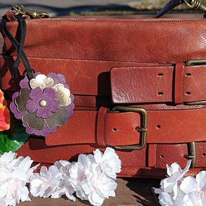 Dije para bolso de piel auténtica morada y dorada con diseño de flor, 5 estilos (negro, azul turquesa, azul marino y marrón), ideal para bolsos y totes, estilo monedero.