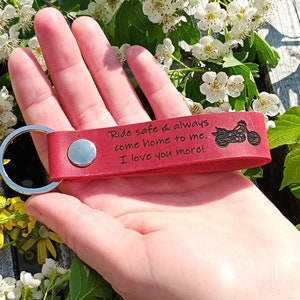 Biker Geschenk / Fahrt sicher & immer zu mir nach Hause kommen. Ich liebe dich mehr! Schlüsselanhänger, 28 FARBEN Personalisierter Leder Schlüsselanhänger, Motorrad Geschenk für Männer
