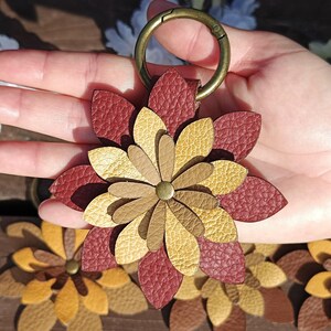 Leder Blume Geldbörse Charme, 8 Styles, Geldbörse Taschenanhänger Zubehör, Clip auf Tasche Geldbörse Charme, Beige, Braun, Grau, Burgund und Gelb Charme