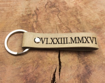 Römische Ziffern Schlüsselanhänger, Schlüsselanhänger aus Leder, Laser geätzt, Jubiläumsdatum, spezielles Datum, Geschenk zum 3