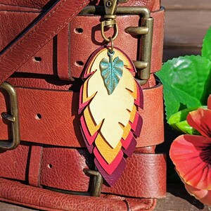 Leder Feder Geldbörse Charme Libelle oder Blatt, handgemacht, Burgund, Rotwein, Orange, Gelb Schlüsselbund, Split Feder Clip auf Charme