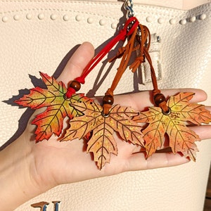 Ahornblatt Leder Geldbörse Charm, Herbstfarben Handbemalt Echtleder, Taschenanhänger Charm Accessoire, Geldbörse Flair, Gelb Rot Orange
