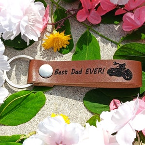 Biker Dad Geschenk / Bester Vater aller Zeiten Schlüsselbund, 28 FARBEN Personalisierter Lederschlüsselring, lasergeätzt, Motorradgeschenk für Männer, Vatertag, für ihn