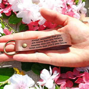 Aanmoedigingscadeau / onthoud altijd dat je moediger bent sleutelhanger, gepersonaliseerde leren sleutelhanger, lasergeëtst, liefde-sleutelhanger, cadeau dochter zoon