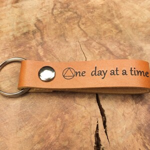 One Day At A Time Keychain, Thick Premium Leather Keyring, Personalised, Laser Etched, Recovery Key Chain, Sobriety Date,Alcohol Free 1 Year