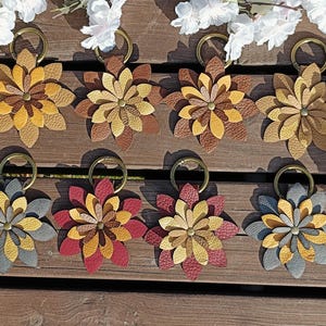 Leder Blume Geldbörse Charme, 8 Styles, Geldbörse Taschenanhänger Zubehör, Clip auf Tasche Geldbörse Charme, Beige, Braun, Grau, Burgund und Gelb Charme