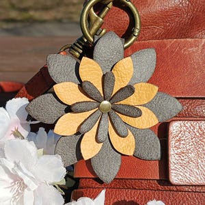 Leder Blume Geldbörse Charme, 8 Styles, Geldbörse Taschenanhänger Zubehör, Clip auf Tasche Geldbörse Charme, Beige, Braun, Grau, Burgund und Gelb Charme