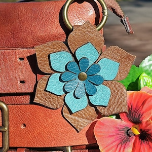 Blau Türkis und Braun Leder Blume Geldbörse Charme, 8 Styles, Taschen Accessoire, Clip auf Tasche Geldbörse Charme, Weiß, Grau, Burgund, Gelb, Beige