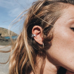 Steigung ohne Loch. Earcuff. Lochlose Ohrring mit Blume und Opal. Haarspange.
