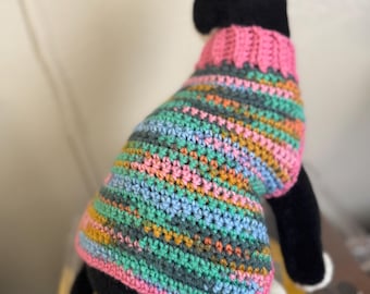 手作りかぎ針編みのカラフルな犬用セーター：レインボーニットのペット