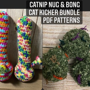Pode incluir: Dois brinquedos para gatos de crochê coloridos em forma de bongs, juntamente com três pepitas verdes recheadas com erva-gateira. Os bongs são vibrantes com tons de arco-íris, enquanto as pepitas têm superfícies texturizadas e felpudas. O texto na imagem diz: CATNIP NUG & BONG CAT KICKER BUNDLE PDF PATTERNS.