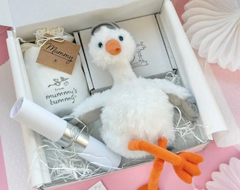 Baby shower gifts for mum to be, a new mum hamper, and an ideal pregnancy gift set. Thoughtful presents for expecting mums on their birthday