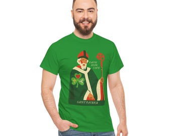 Puede incluir: Camiseta verde con una ilustración de estilo vintage de San Patricio sosteniendo un bastón con las palabras "Faith Hope Love" y "Saint Patrick" impresas debajo.