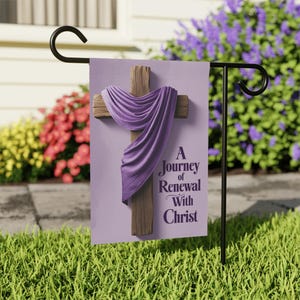 Könnte beinhalten: Eine violette Gartenflagge mit einem hölzernen Kreuz, das mit violettem Stoff bedeckt ist. Der Text "A Journey of Renewal With Christ" ist auf die Flagge gedruckt.