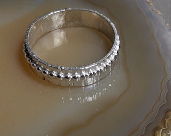 Kralen zilveren ring, stapelring, getextureerde ring, handgemaakte sieraden