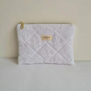 ホワイトキルティングジッパーポーチ、刺繍入りキュートなコテージコア風デザイン、コスメティックトイレタリートラベルバッグ、キャリーオールバッグ、彼女へのギフト、サステナブル