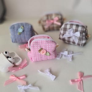 Custodia per AirPods con grazioso motivo a quadretti, custodia per auricolari in tessuto fatta a mano, custodia per AirPods Pro e AirPods di prima/seconda generazione, piccolo organizer con cerniera, regalo retrò per lei