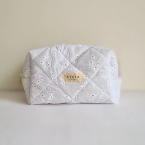 Weiß gesteppte Makeup & Tragetasche, niedliche Girly Cottagecore Ästhetik, bestickte Kulturbeutel für Frauen, Geschenk für Mama, nachhaltig
