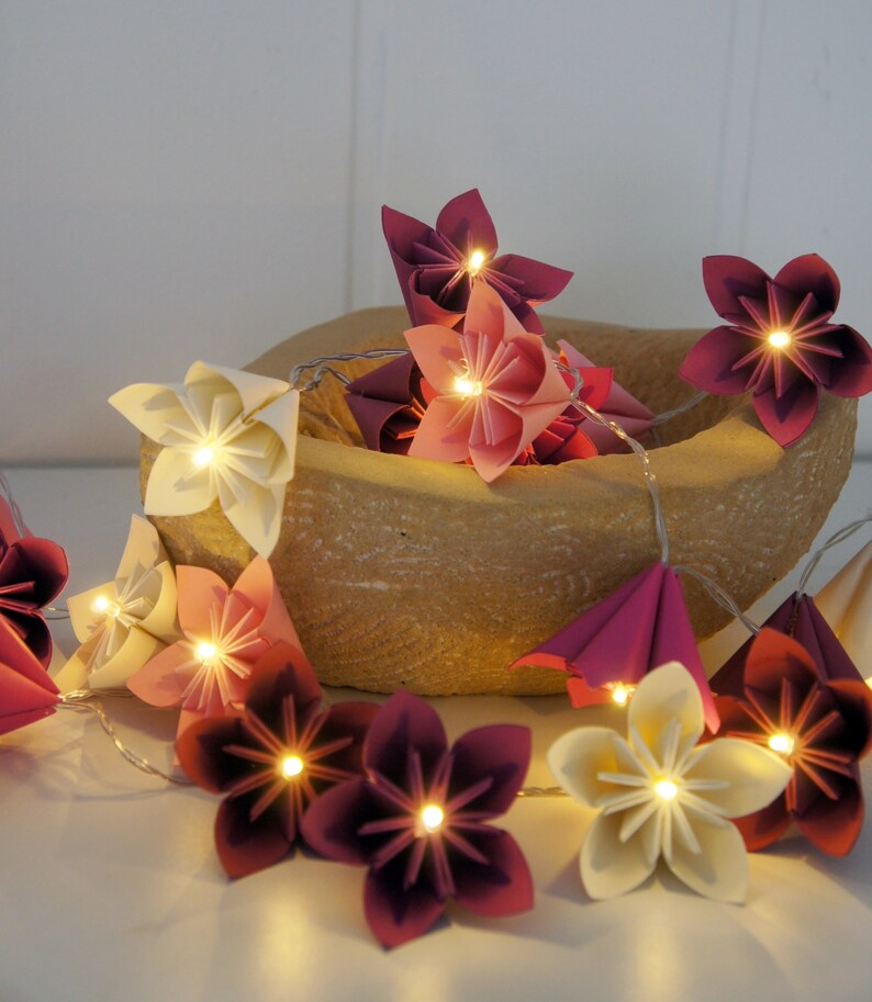 Lichterkette mit Origami Blüten, wahlweise mit Timer Bild 3