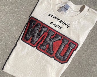 Aplique doble de WKU en cuero/tela repujado, Western Kentucky, WKU, camisa universitaria, camisa del oeste, regalo universitario, regalo de graduación, camisa de graduación, para mujer