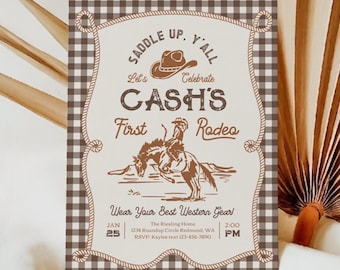 Könnte beinhalten: Eine Einladung im Western-Stil mit einem braun-weiß karierten Rand und Akzenten im Seil-Stil. Auf der Einladung steht "Saddle Up, Y'all" und "Cash's First Rodeo". Sie enthält Eventdetails und eine Cowboy-Illustration.