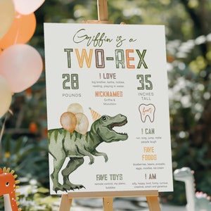 Könnte beinhalten: Eine Illustration eines grünen Dinosauriers mit einem Geburtstagshut und Ballons. Der Text lautet "Griffin ist ein TWO-REX" und enthält Details über das Alter, das Gewicht, die Größe, die Lieblingsaktivitäten und die Persönlichkeit des Kindes.