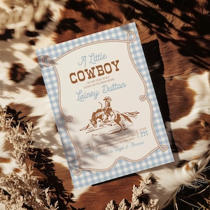 Inbjudan till babyshower med liten cowboy | Inbjudan till babyshower med western rodeo | Cowboy-tema med blått ginghammönster | Utskrivbar inbjudan bild 3
