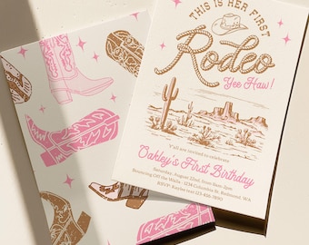Könnte beinhalten: Zwei rechteckige Einladungskarten mit Western-Motiv. Eine Karte zeigt ein Muster aus rosa und braunen Cowboystiefeln und Sternen. Die andere Karte enthält den Text This is her first Rodeo Yee Haw, eine Wüstenlandschaft und Oakley's First Birthday.