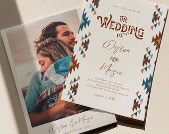 Könnte beinhalten: Eine Hochzeitseinladung und eine Fotokarte mit einem Paar. Die Einladung aus weißem Karton hat geometrische Muster in Blaugrün und Braun, den Text "The Wedding of Weston and Maisie" sowie Veranstaltungsdetails. Die Fotokarte zeigt ein sich umarmendes Paar.