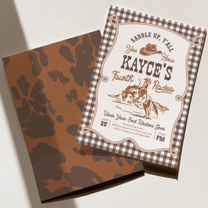 Op de afbeelding: Een rechthoekige uitnodigingskaart met een bruin-witte gingham rand en een centrale illustratie van een cowboy op een bokkend paard. De tekst luidt: SADDLE UP, Y'ALL, Yee Haw, KAYCE'S Fourth Rodeo, Wear Your Best Western Gear, JAN 25, 2:00 PM.
