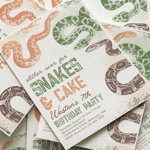 Può includere: Una pila di inviti di compleanno rettangolari con illustrazioni di serpenti arancioni, verdi e marroni. Il testo recita: slither over for SNAKES & CAKE Weston's 7th BIRTHDAY PARTY, Saturday, August 22 from 1-4 pm, Weston's Backyard, 12345 Party Circle, Redmond, WA, RSVP: Cora text 123-456-7890.