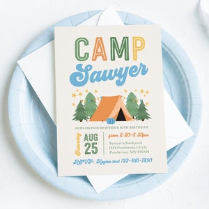 K&ouml;nnte beinhalten: Eine farbenfrohe Einladung zu einer 10. Geburtstagsfeier mit Camping-Thema. Die Einladung zeigt eine Comic-Illustration eines Zeltes, B&auml;ume und Sterne. Der Text auf der Einladung lautet "Camp Sawyer" und enth&auml;lt das Datum, die Uhrzeit und den Ort der Party. RSVP-Informationen sind ebenfalls enthalten.