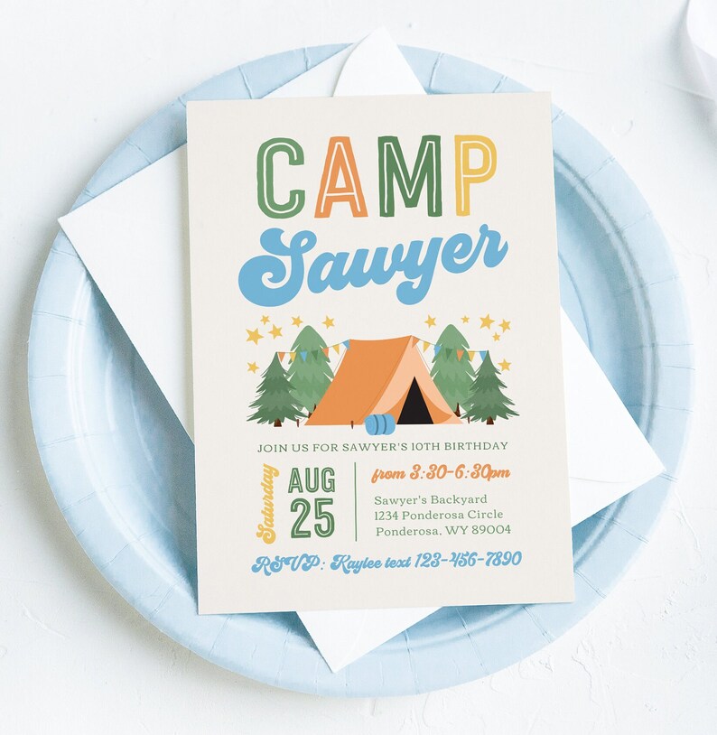 K&ouml;nnte beinhalten: Eine farbenfrohe Einladung zu einer 10. Geburtstagsfeier mit Camping-Thema. Die Einladung zeigt eine Comic-Illustration eines Zeltes, B&auml;ume und Sterne. Der Text auf der Einladung lautet "Camp Sawyer" und enth&auml;lt das Datum, die Uhrzeit und den Ort der Party. RSVP-Informationen sind ebenfalls enthalten.