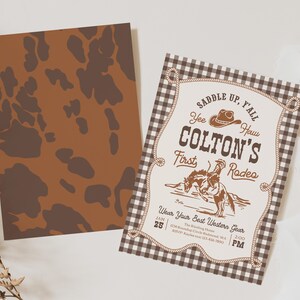 Op de afbeelding: Twee rechthoekige uitnodigingskaarten. E&eacute;n kaart heeft een bruin en donkerbruin koeienprintpatroon. De andere kaart heeft een bruin-witte gingham rand, een touwafbeelding, een cowboyhoed, een illustratie van een bokkend paard en de tekst: SADDLE UP, Y'ALL Yee Haw COLTON'S First Rodeo Wear Your Best Western Gear JAN 25 2:00 PM.