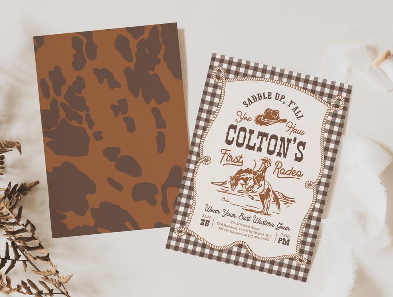 Op de afbeelding: Twee rechthoekige uitnodigingskaarten. E&eacute;n kaart heeft een bruin en donkerbruin koeienprintpatroon. De andere kaart heeft een bruin-witte gingham rand, een touwafbeelding, een cowboyhoed, een illustratie van een bokkend paard en de tekst: SADDLE UP, Y'ALL Yee Haw COLTON'S First Rodeo Wear Your Best Western Gear JAN 25 2:00 PM.