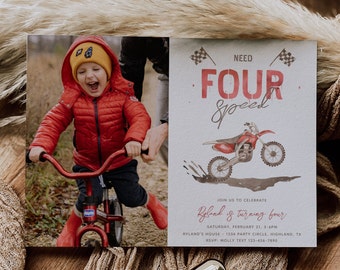 Puede incluir: Una invitación de cumpleaños para un niño que cumple cuatro años. La invitación presenta una foto de un niño montando un triciclo rojo y un gráfico de una moto de cross con el texto "NEED FOUR Speed".