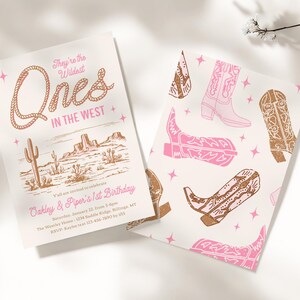 Peut inclure: Deux cartons d'invitation sur le th&egrave;me du western. L'un comporte le texte &laquo;&nbsp;They're the Wildest Ones in the West&nbsp;&raquo; avec une illustration de paysage d&eacute;sertique. L'autre pr&eacute;sente un motif de bottes de cow-boy roses et marron.