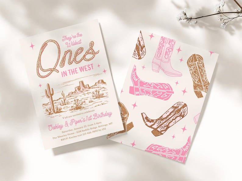Peut inclure: Deux cartons d'invitation sur le th&egrave;me du western. L'un comporte le texte &laquo;&nbsp;They're the Wildest Ones in the West&nbsp;&raquo; avec une illustration de paysage d&eacute;sertique. L'autre pr&eacute;sente un motif de bottes de cow-boy roses et marron.