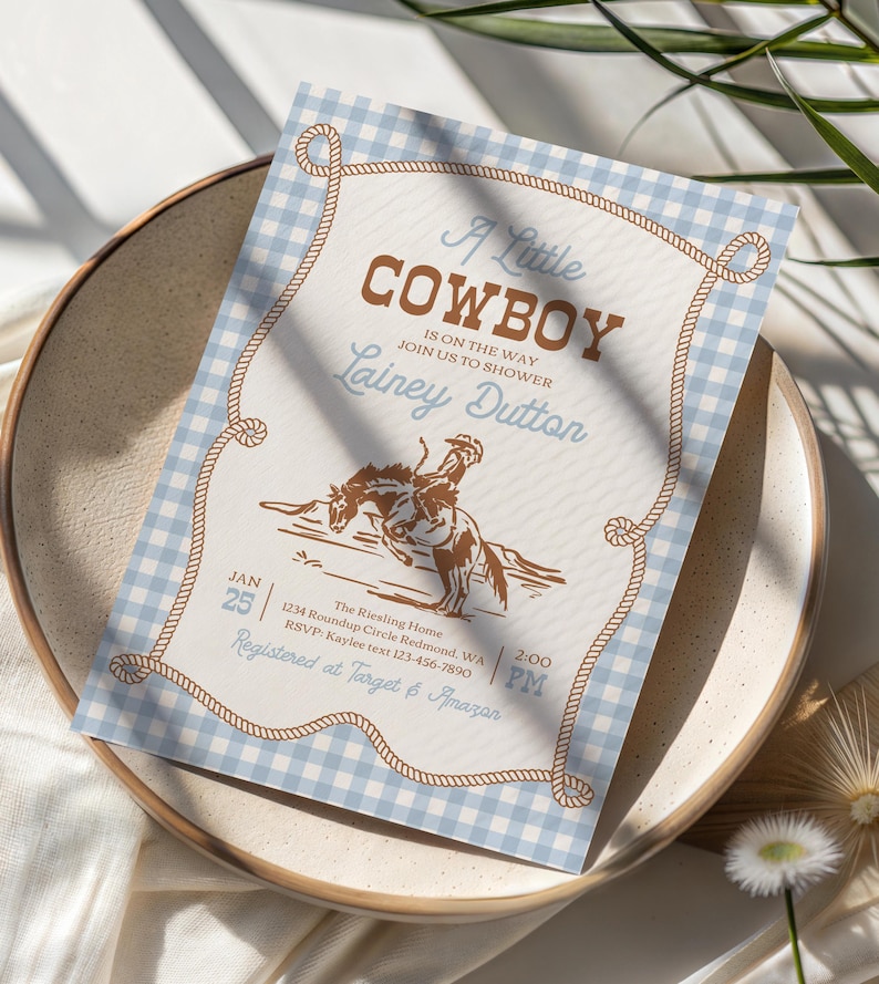 Inbjudan till babyshower med liten cowboy | Inbjudan till babyshower med western rodeo | Cowboy-tema med blått ginghammönster | Utskrivbar inbjudan bild 8