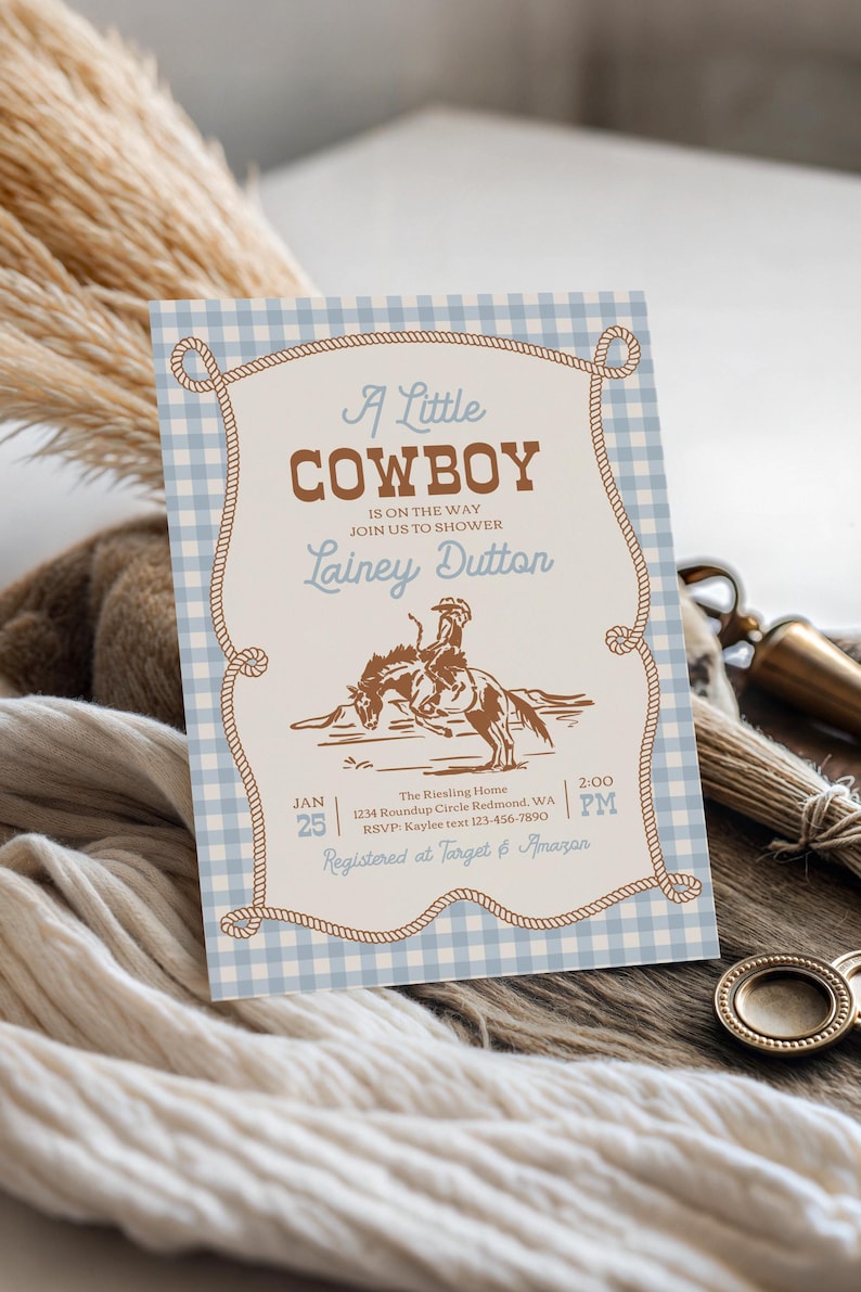 Inbjudan till babyshower med liten cowboy | Inbjudan till babyshower med western rodeo | Cowboy-tema med blått ginghammönster | Utskrivbar inbjudan bild 6