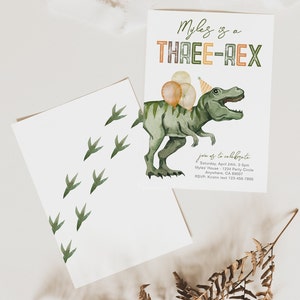 Może przedstawiać: Zielony dinozaur z czapką imprezową i balonami, z tekstem "Mylez is a THREE-REX" na białym tle. Tekst pod dinozaurem m&oacute;wi "join us to celebrate" po kt&oacute;rym następuje data, godzina, lokalizacja i informacje RSVP.