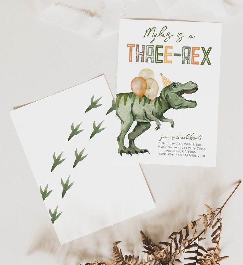 Może przedstawiać: Zielony dinozaur z czapką imprezową i balonami, z tekstem "Mylez is a THREE-REX" na białym tle. Tekst pod dinozaurem m&oacute;wi "join us to celebrate" po kt&oacute;rym następuje data, godzina, lokalizacja i informacje RSVP.