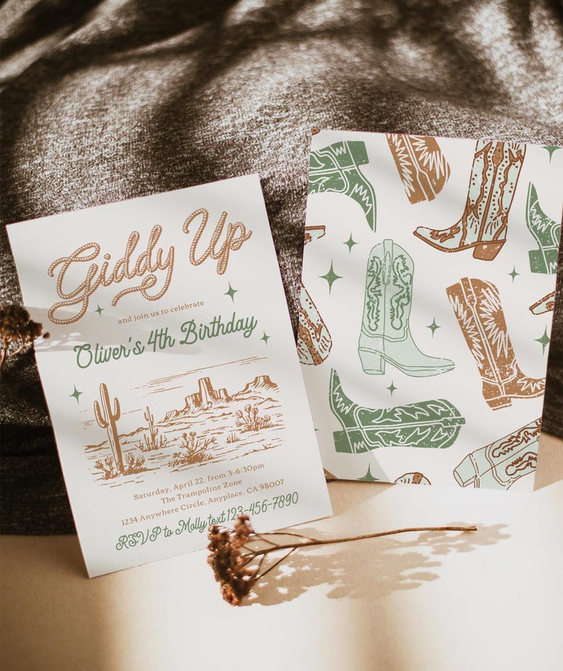 K&ouml;nnte beinhalten: Eine hellgr&uuml;ne und braune Einladung mit Western-Thema. Die Einladung lautet "Giddy Up and join us to celebrate Oliver's 4th Birthday". Die Einladung enth&auml;lt auch eine Zeichnung einer W&uuml;stenlandschaft mit Kakteen und Bergen. Der Text enth&auml;lt Datum, Uhrzeit, Ort und RSVP-Informationen.