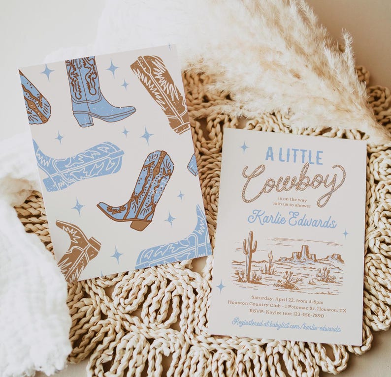 Op de afbeelding: Een uitnodiging voor een babyshower met een patroon van blauwe en bruine cowboylaarzen aan de voorkant en een woestijnsc&egrave;ne met de tekst "A Little Cowboy" aan de achterkant. De uitnodiging bevat de tekst "Saturday, April 22, from 3-6pm, Houston Country Club, 1 Potomac Bt. Houston, TX, RSVP Kaylee 123-456-7890, Registered at babylist.com/karlie.edwards"