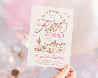 Puede incluir: Una invitación rosa y marrón para una fiesta de cumpleaños de quinto año con temática del oeste. La invitación dice "Saddle Up & Ride Over It's Our Girl's Fifth Rodeo" e incluye detalles para la fiesta, incluyendo la fecha, la hora, la ubicación y la información de RSVP.